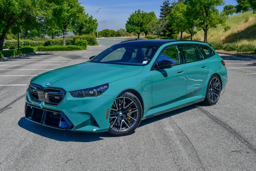 Read more about the article 2025년형 BMW M5 투어링 왜건 PHEV를 일주일 동안 시승해봤습니다. 솔직한 후기를 공유합니다.